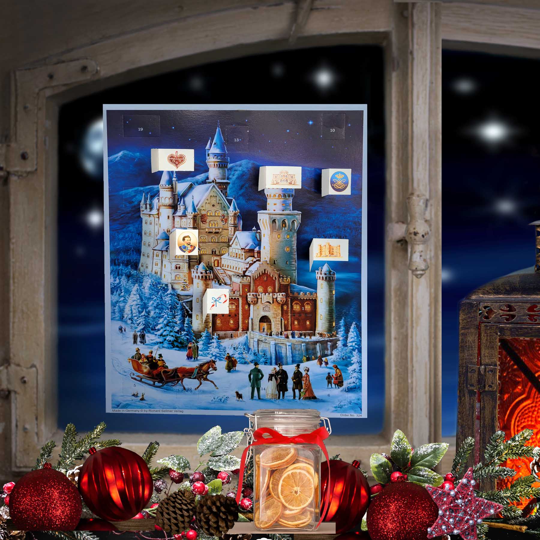 Adventskalender Schloss Neuschwanstein am Fenster hängend