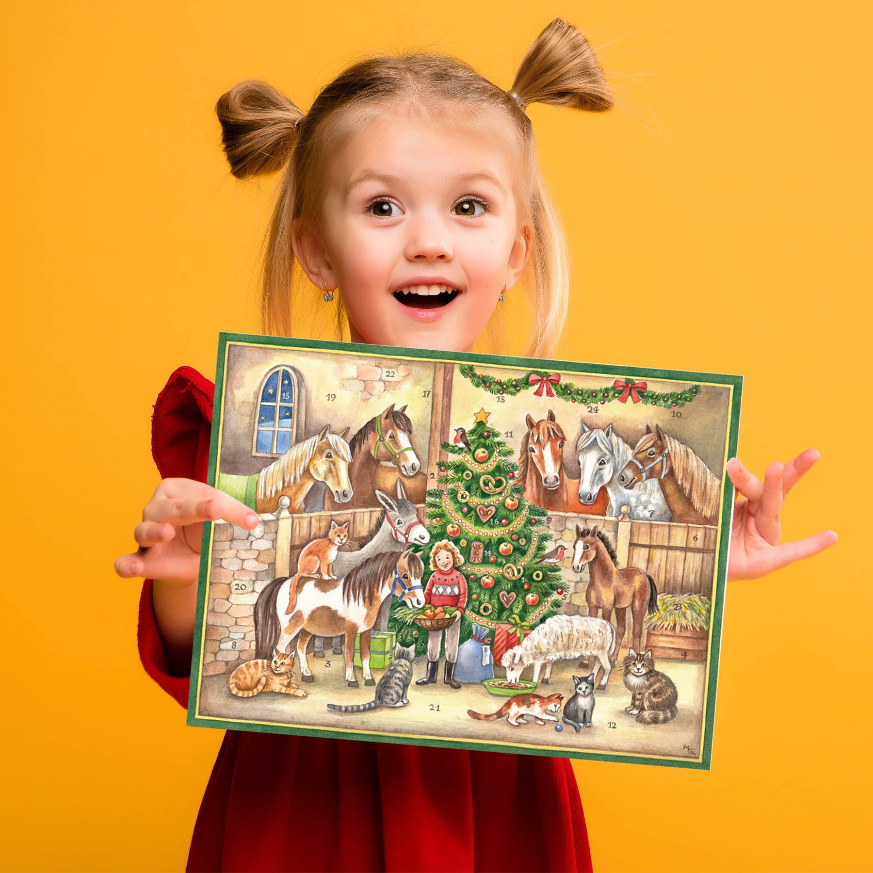 Mädchen mit Adventskalender "Im Stall"in der Hand.