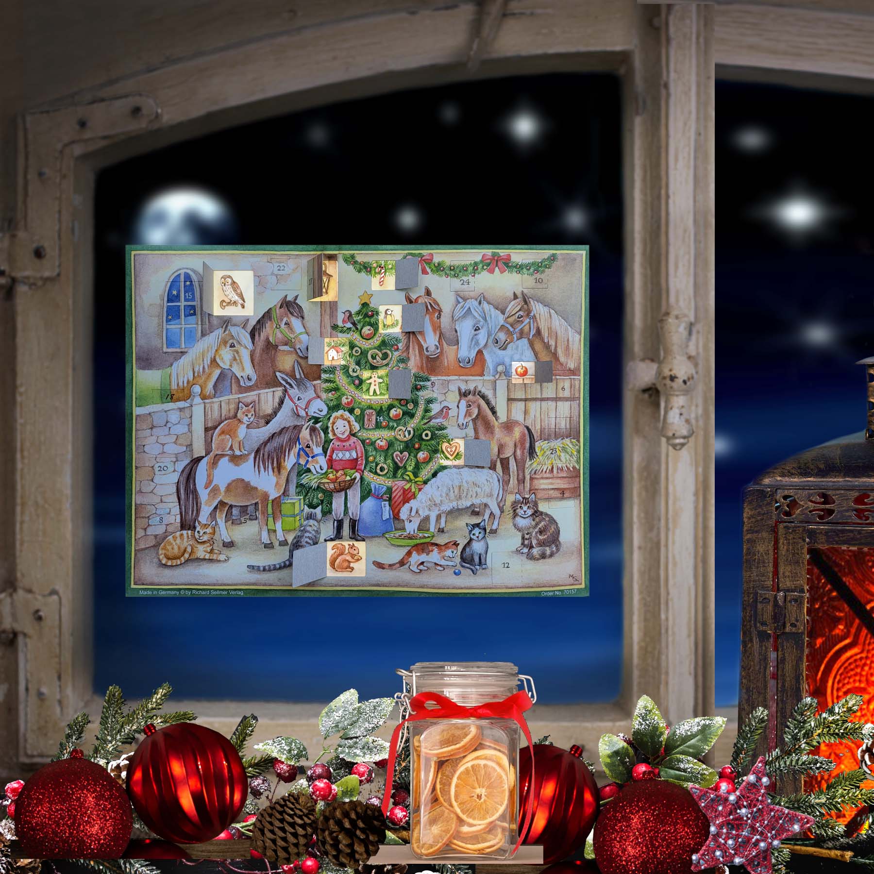 Adventskalender "Im Stall" am Fenster hängend.