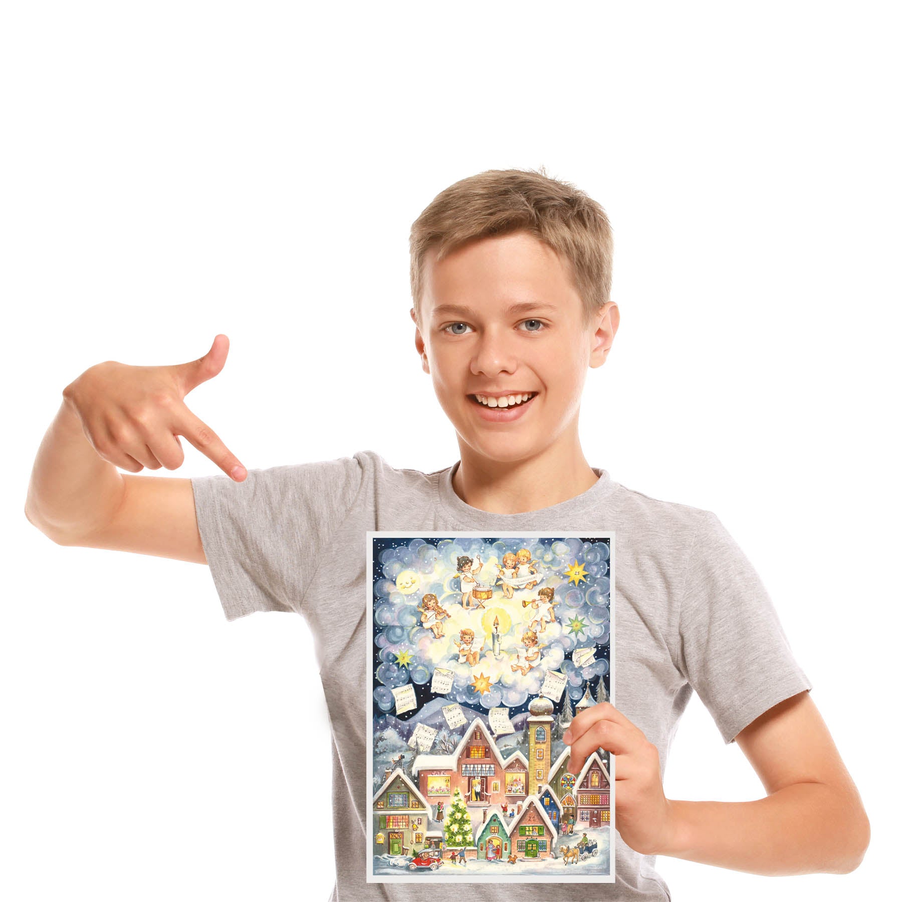Junge mit Adventskalender "Engelskonzert" in der Hand.