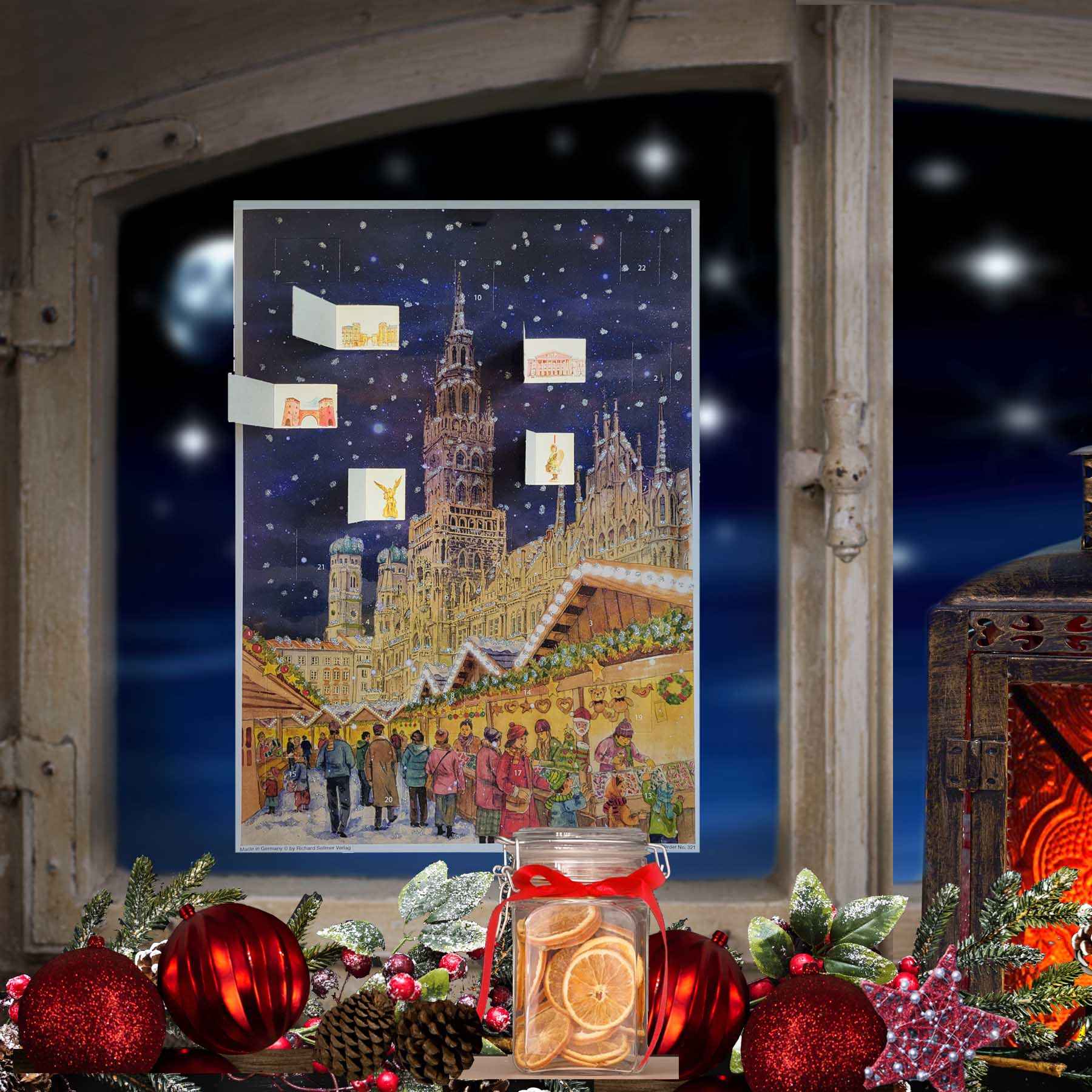 Adventskalender Marienplatz München am Fenster hängend