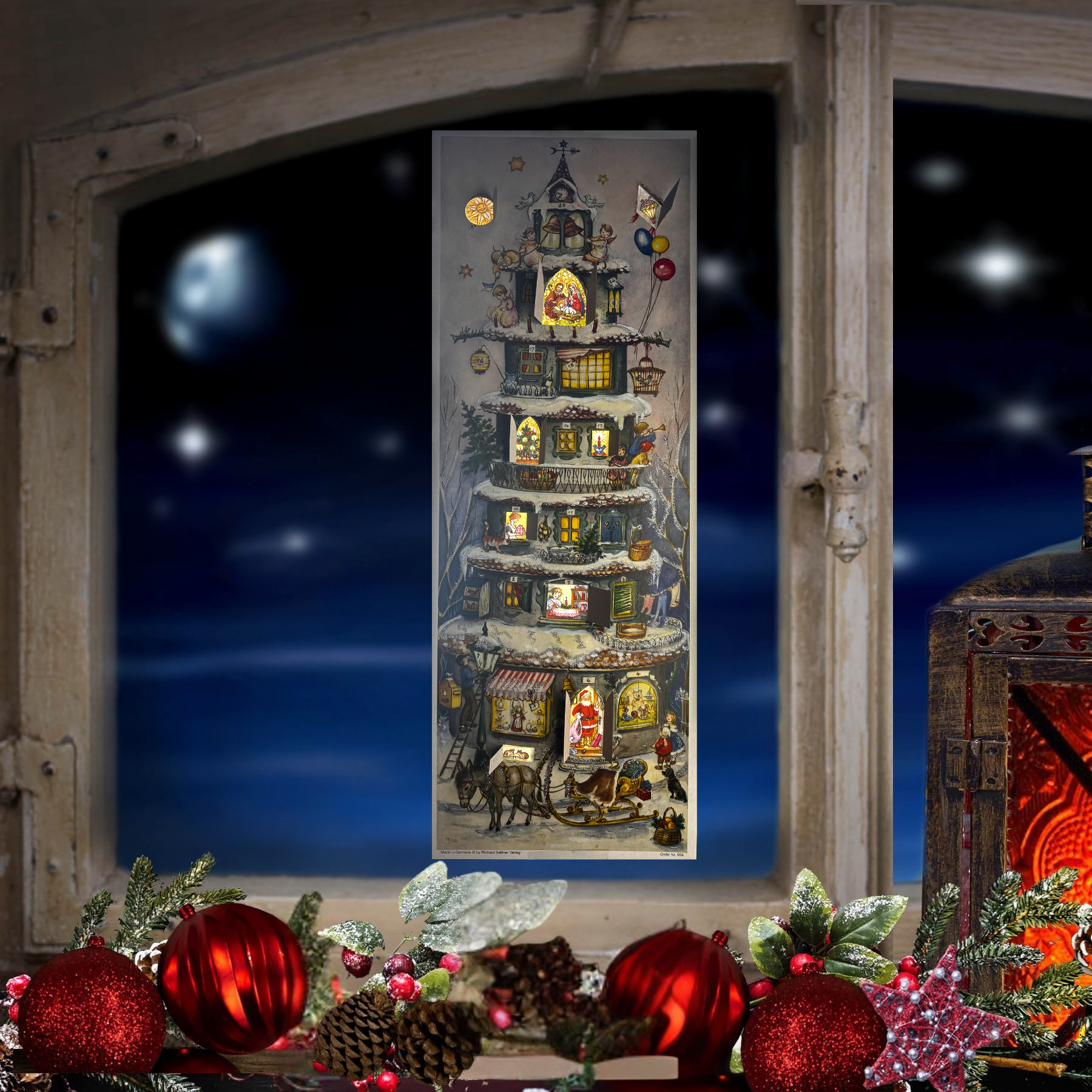 Adventskalender Weinachtspyramide mit geöffneten Türchen