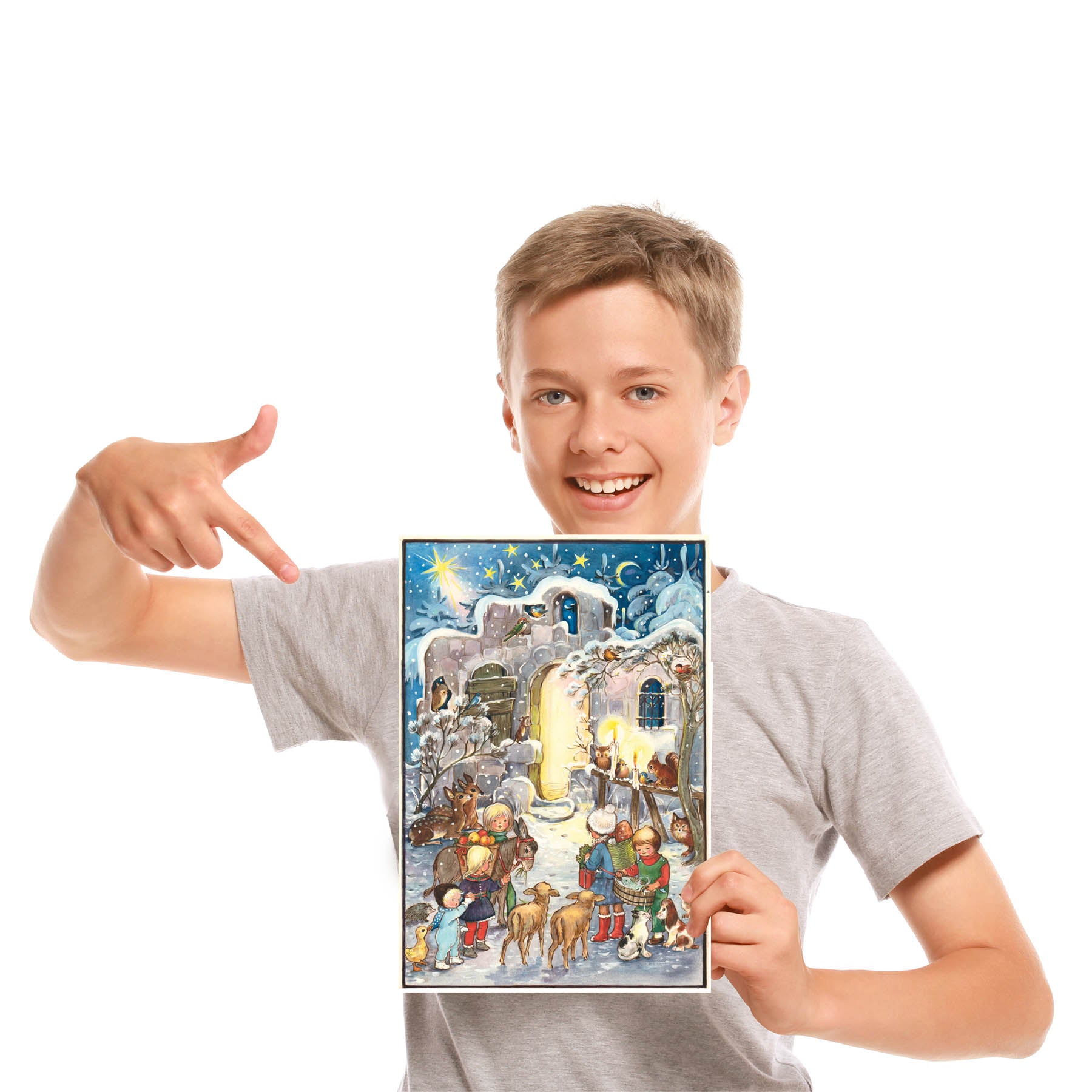 Junge mit Adventskalender "Kommet herbei" in der Hand.