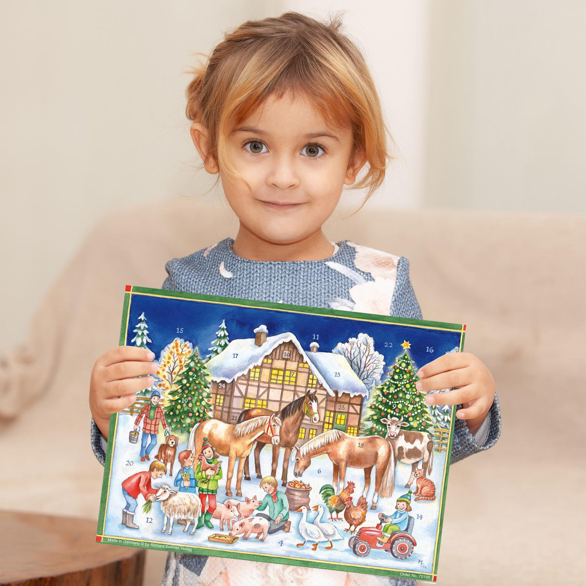 Mädchen mit Adventskalender Weihnachten mit den Tieren