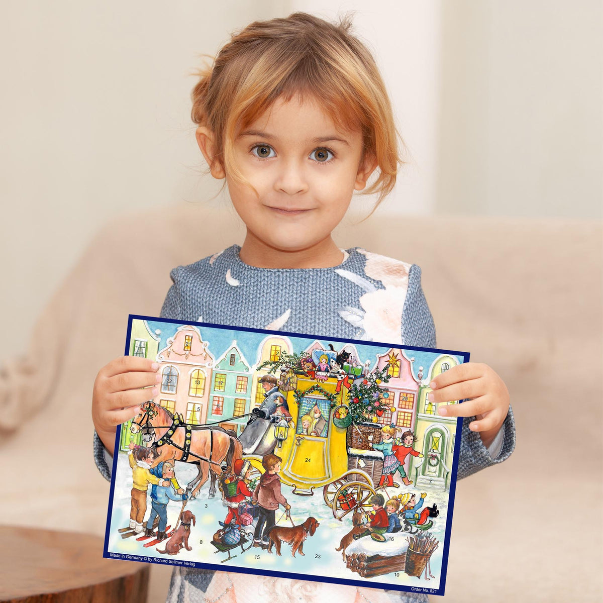 Mädchen mit Adventskalender "Eine Postkutsche voller Geschenke".